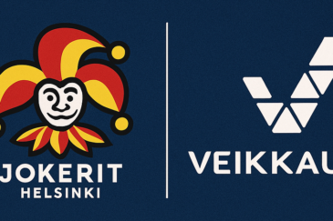 Vasemmalla Jokerien logo. Oikealla puolella on Veikkauksen logo. Tausta on sininen ja logojen välissä on valkoinen viiva.