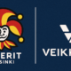 Vasemmalla Jokerien logo. Oikealla puolella on Veikkauksen logo. Tausta on sininen ja logojen välissä on valkoinen viiva.