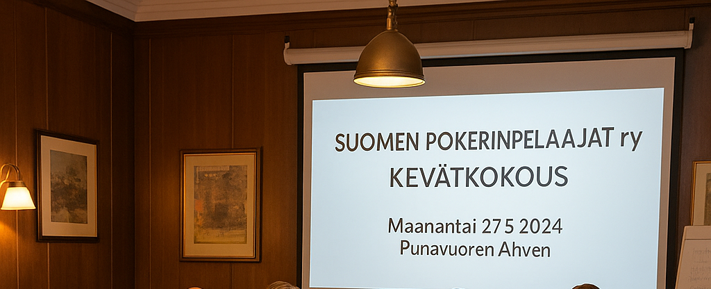 Valkokankaalla lukee Suomen pokerinpelaajat ry kevätkokous. Vasemmalla puolella on ruskeaa seinää, jossa on muutamia tauluja.