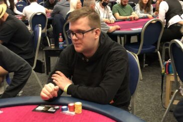 Verneri Häkkinen istuu pokeripöydässä Maltalla. Hänellä on päällään musta huppari.Häkkiselle on edessään pöydällä pelimerkkejä.