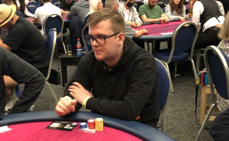 Verneri Häkkinen istuu pokeripöydässä Maltalla. Hänellä on päällään musta huppari.Häkkiselle on edessään pöydällä pelimerkkejä.