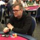 Verneri Häkkinen istuu pokeripöydässä Maltalla. Hänellä on päällään musta huppari.Häkkiselle on edessään pöydällä pelimerkkejä.