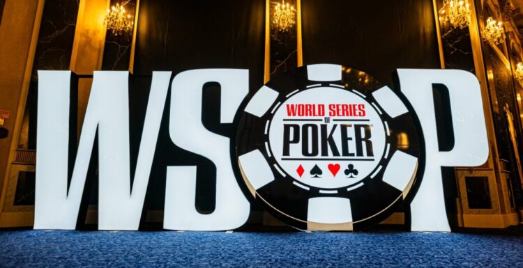 Etualalla World Series of Poker logo. Logo on sinisen alustan päällä. Taustalla on tummaa seinää. Tilaa valaisee seinävalot.