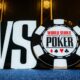 Etualalla World Series of Poker logo. Logo on sinisen alustan päällä. Taustalla on tummaa seinää. Tilaa valaisee seinävalot.