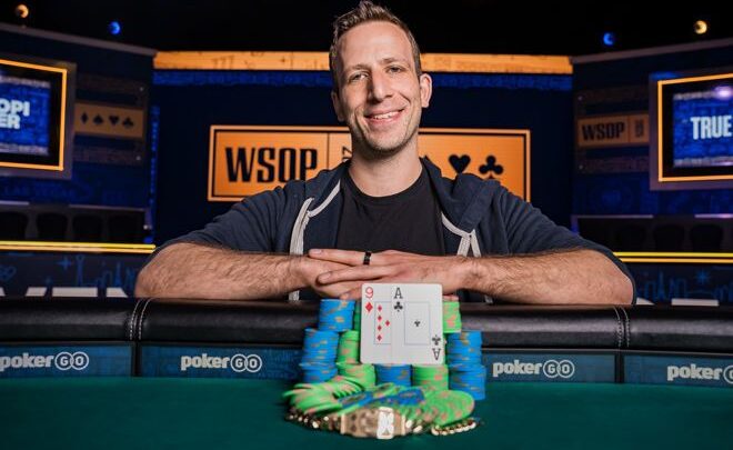Benny Glaser istuu pokeripöydässä Las Vegasissa WSOP:ssa. Hänellä on edessään turnauksen voittokortit ja mestaruusranneke.