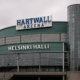 Kuvassa Harwall areena eli nykyinen Helsinki-Halli. Hallin värimaailma on vihreää ja harmaata. Hallin rakenteet ovat betonia.