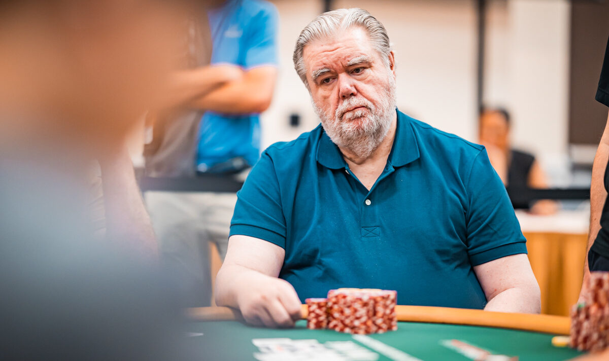 Jyri Merivirta istuu pokeripöydässä Las Vegasissa. Hänellä on päällään sininen paita. Edessään hänellä on punaisia merkkejä.