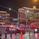 Las Vegasin Strip, jossa on poliisiautoja. Tien vieressä on palmuja. Takana näkyy Bellagion Hotelli ja kuuluisat suihkulähteet.