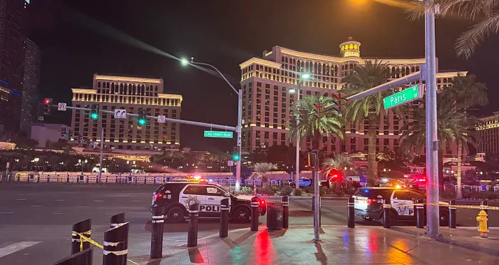 Las Vegasin Strip, jossa on poliisiautoja. Tien vieressä on palmuja. Takana näkyy Bellagion Hotelli ja kuuluisat suihkulähteet.
