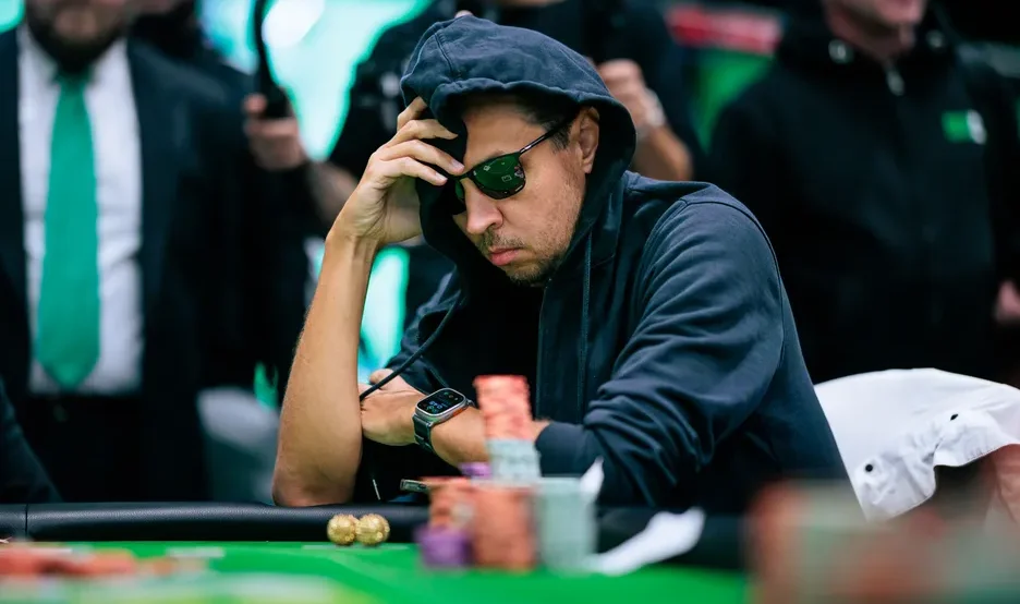 Tero Laurila istuu pokeripöydässä ja hänellä on edessään pelimerkkejä. Hänellä on huppu päässä ja aurinkolasit silmillä.