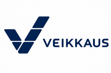 Edessä on Veikkauksen log. Logo on sinisen värinen. Vieressä lukee sinisellä värillä myös "Veikkaus". Logon tausta on valkoinen.
