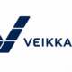 Edessä on Veikkauksen log. Logo on sinisen värinen. Vieressä lukee sinisellä värillä myös "Veikkaus". Logon tausta on valkoinen.