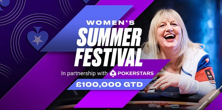 Pokeripöydässä istuu naurava nainen. Etualalla on Womens Poker Festivalin logo. Logon värit ovat violetti, sininen ja valkoinen.
