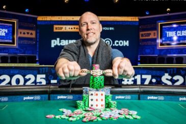Mies istuu pokeripöydässä. Hän pitelee käsiensä välissä kultaista ranneketta. Miehen edessä pöydällä on kasa pelimerkkejä.