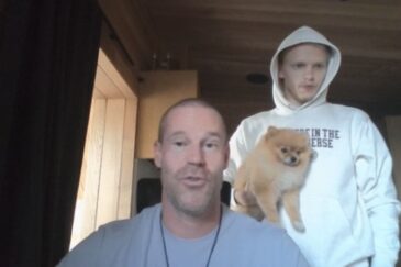 Patrik Antonius istuu etualalla sinisessä paidassa. Takana seisoo Ossi Ketola valkoisessa hupparissa pomerian sylissään.