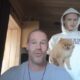 Patrik Antonius istuu etualalla sinisessä paidassa. Takana seisoo Ossi Ketola valkoisessa hupparissa pomerian sylissään.