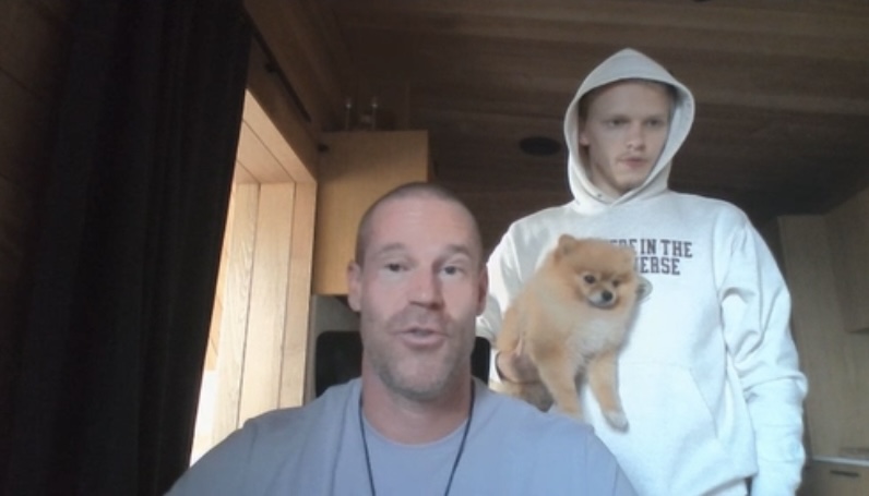 Patrik Antonius istuu etualalla sinisessä paidassa. Takana seisoo Ossi Ketola valkoisessa hupparissa pomerian sylissään.