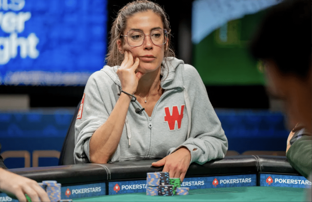 Leo Margets nojailee käteensä pelipöydän ääressä. Hän saattaa tehdä historiaa pääsemällä finaalipöytään WSOP Main Eventissä.