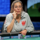 Leo Margets nojailee käteensä pelipöydän ääressä. Hän saattaa tehdä historiaa pääsemällä finaalipöytään WSOP Main Eventissä.