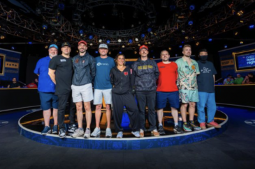 WSOP Main Eventin finaalipöydän yhdeksän pelaajaa seisovat rivissä. Pelaajat ovat pukeutuneet rennosti. Parin päivän päästä yksi voittaa 10 miljoonaa.