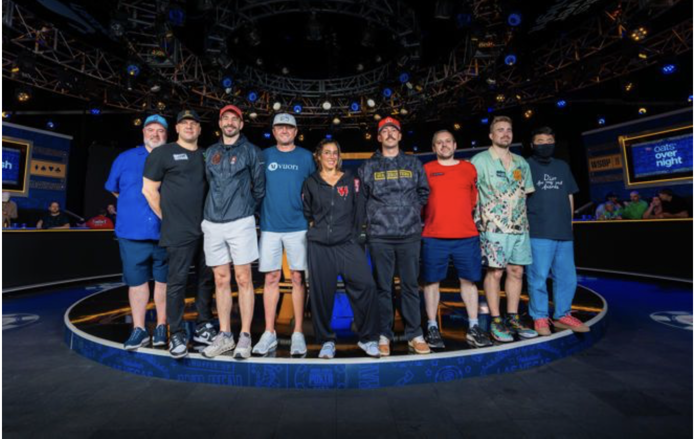 WSOP Main Eventin finaalipöydän yhdeksän pelaajaa seisovat rivissä. Pelaajat ovat pukeutuneet rennosti. Parin päivän päästä yksi voittaa 10 miljoonaa.