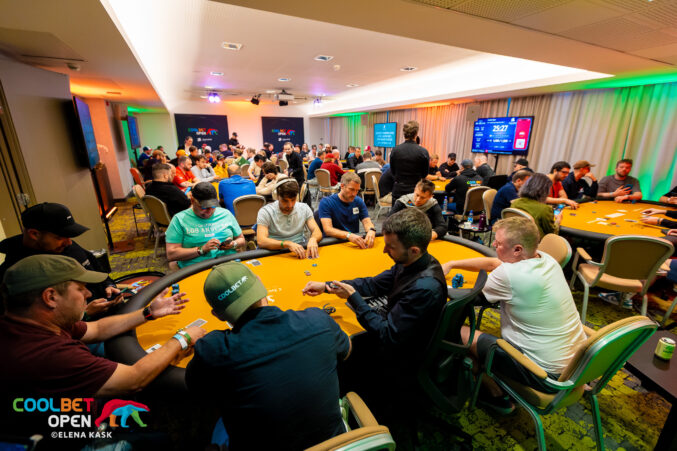 Kuvassa näkyy pelipöytien äärellä pokerinpelaajia dollarinkuvat silmissä