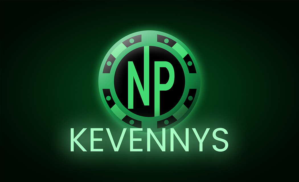 Kuvassa näkyy vihertävä pokerimerkki tummanvihreän taustan edessä. Merkin keskellä on kirjaimet NP ja pokerimerkin edessä lukee kevennys.