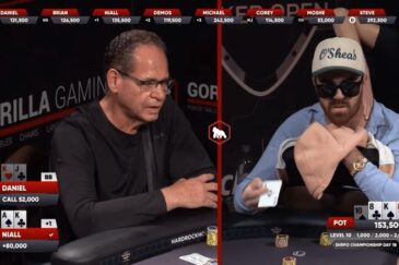 Kaksi silmälasipäistä miestä istuvat pokeripöydässä. Toisella on musta paita ja toisella sininen paita ja lippalakki päässään.