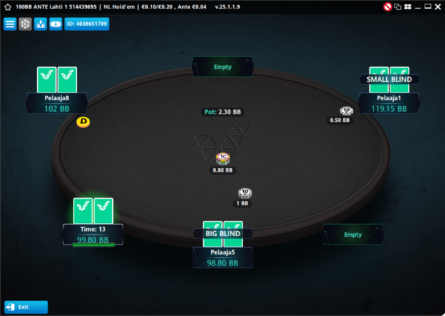 Musta internetpokeripöytä, jossa näkyy sinisten pelikorttien taustoja.