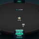 Musta internetpokeripöytä, jossa näkyy sinisten pelikorttien taustoja.