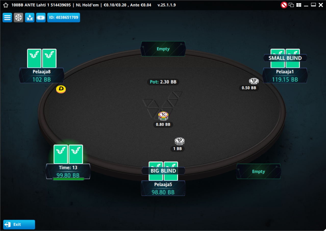 Musta internetpokeripöytä, jossa näkyy sinisten pelikorttien taustoja.