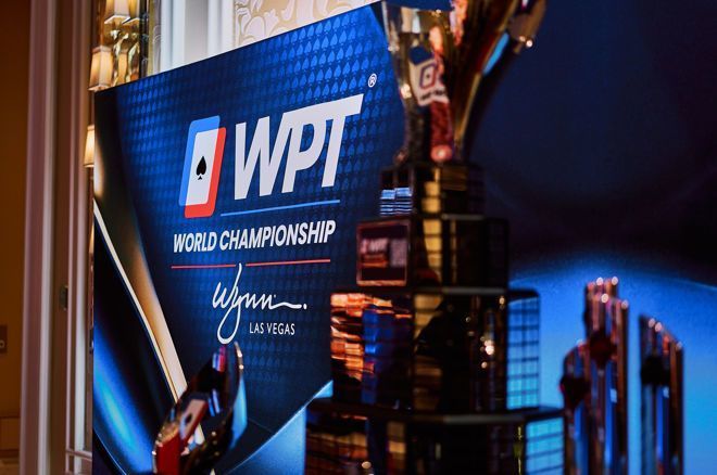 Kuvassa näkyy etualalla pokaali joka on turnauksen voittajalle. Takana on WPT-logo ja kuva on otettu Wynn Las Vegasin tiloissa.