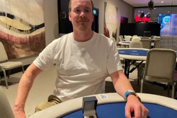 Jarkko Suokas istuu valkoisessa paidassaan pokeripöydän ääressä. Pöydällä on hänen juuri voittamansa WSOPC Tallinnan sormus.