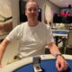 Jarkko Suokas istuu valkoisessa paidassaan pokeripöydän ääressä. Pöydällä on hänen juuri voittamansa WSOPC Tallinnan sormus.