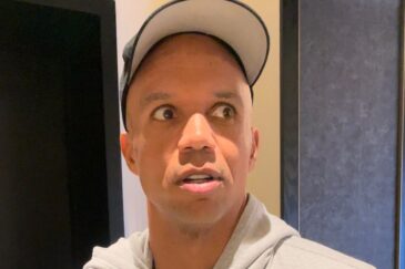 Mies katsoo ohi kameran lippalakki päässään ja hupparilla. Mies on Phil Ivey, maailman suurimpia pokerinpelaajia.