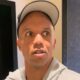 Mies katsoo ohi kameran lippalakki päässään ja hupparilla. Mies on Phil Ivey, maailman suurimpia pokerinpelaajia.