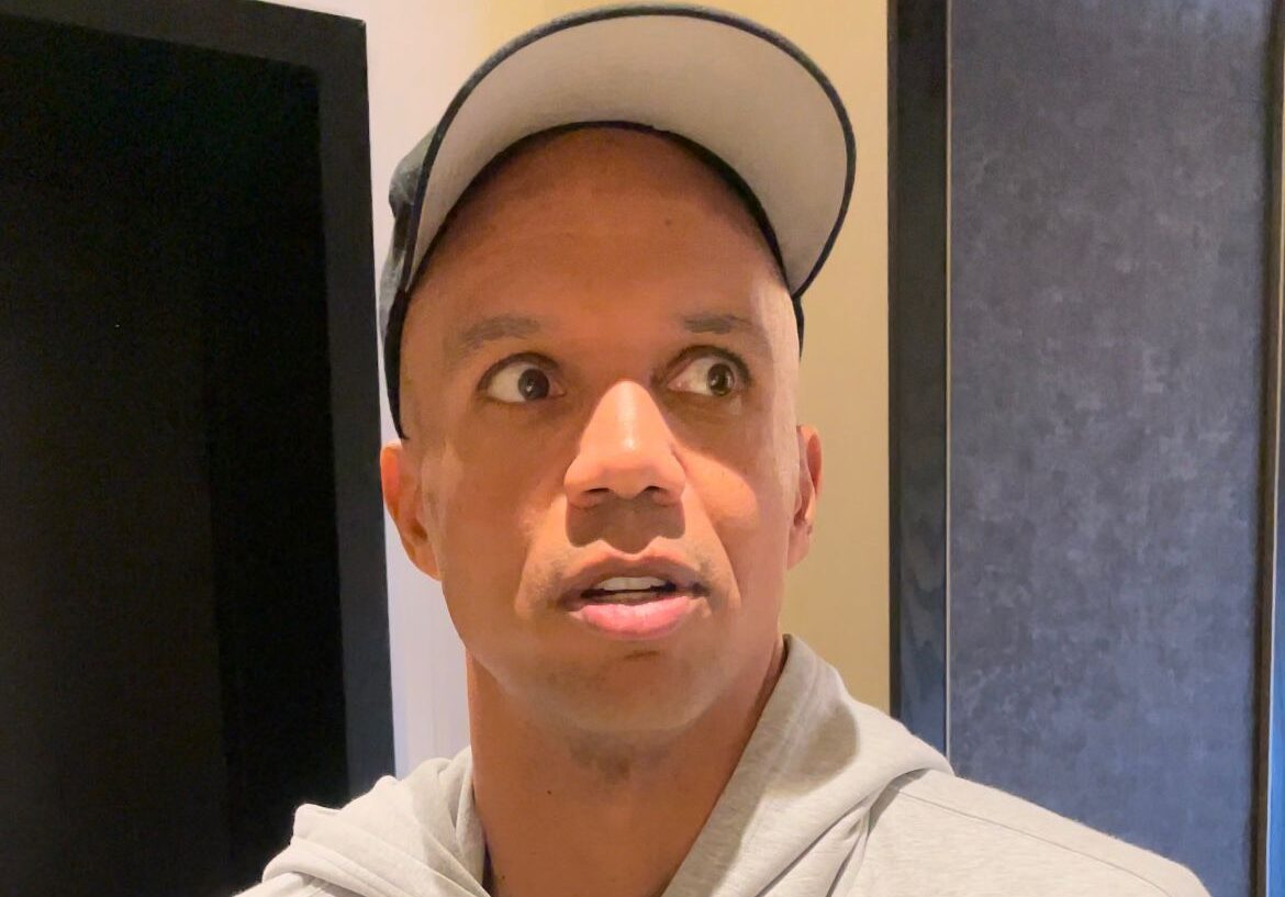 Mies katsoo ohi kameran lippalakki päässään ja hupparilla. Mies on Phil Ivey, maailman suurimpia pokerinpelaajia.