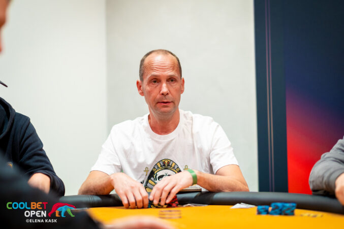 Kalju mies eli Teemu Leppälahti istuu pokeripöydän ääressä valkoisessa paidassa ja pelimerkkejä kädessään