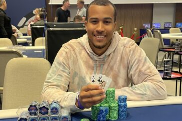 Eero Abbey istuu sinisen pokeripöydän ääressä edessän pelimerkkejä ja urnauksen voittokäsi