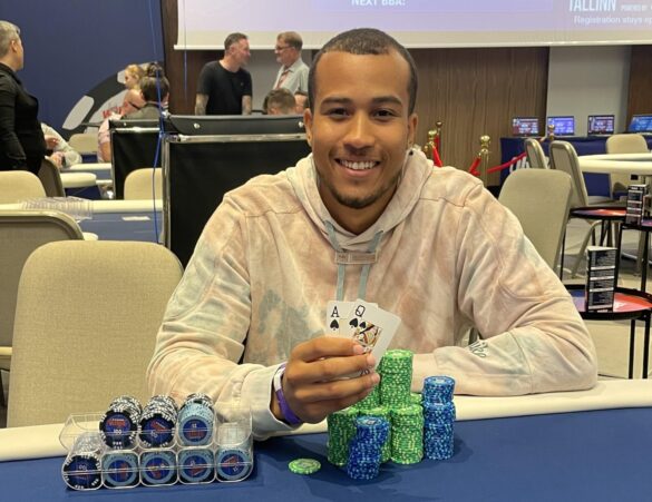 Eero Abbey istuu sinisen pokeripöydän ääressä edessän pelimerkkejä ja urnauksen voittokäsi
