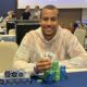 Eero Abbey istuu sinisen pokeripöydän ääressä edessän pelimerkkejä ja urnauksen voittokäsi