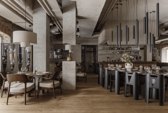 Ravintola Gobi on sisustettu harmailla sävyillä. Baaritiski ja pöydät ovat moderniit, ja lattia puunvärinen.