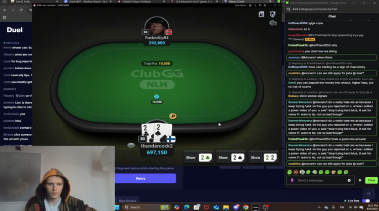 Vihreä internetpokeripöytä. Huppupäinen mies alakulmassa