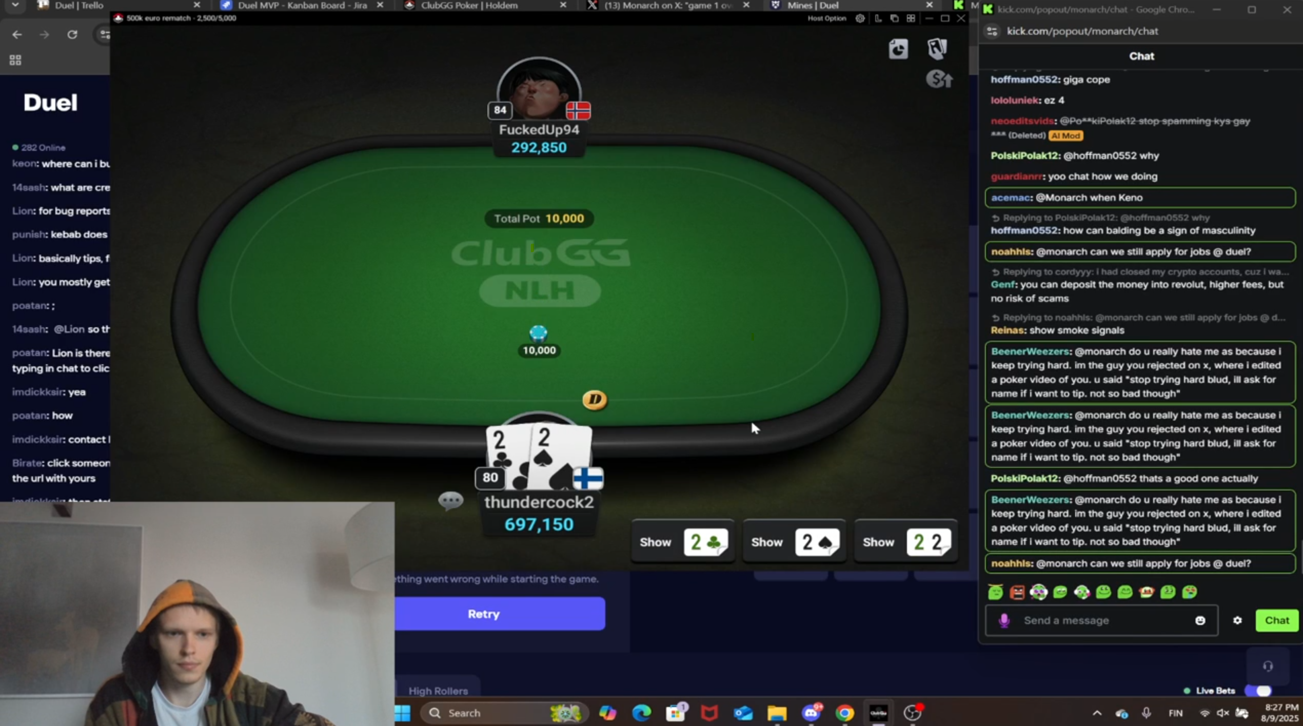 Vihreä internetpokeripöytä. Huppupäinen mies alakulmassa