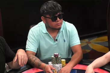 Kuvassa näkyy Elvis Pepe Lopez. Hieno vaaleansininen Polo Ralph Laurenin paita päällä. Edessä pelimerkkejä