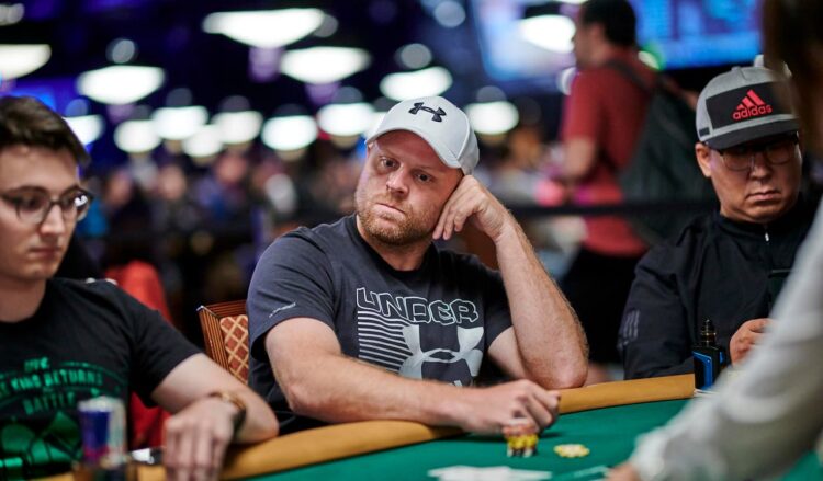 NHL-tähti Phil Kessel pokeripöydässä WSOP -turnauksessa.