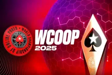 Punainen tausta, jonka edessä on palkintopokaali. Keskellä on valkea teksti ja vasemmassa laidassa mustaa.