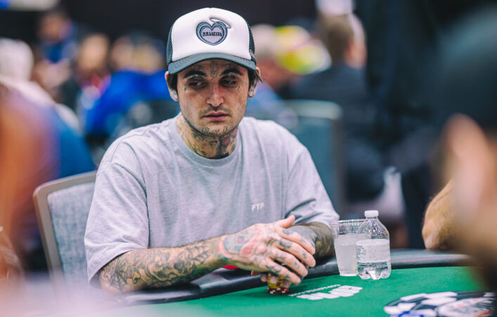 Todella tatuoitu Mikki Mase istuu pokeripöydän ääressä päässään lippis