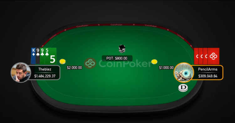 Vihreä internetpokeripelipyötä, jossa istuu kaksi pelaajaa. Tausta on musta. Molemmilla on kortit edessään.