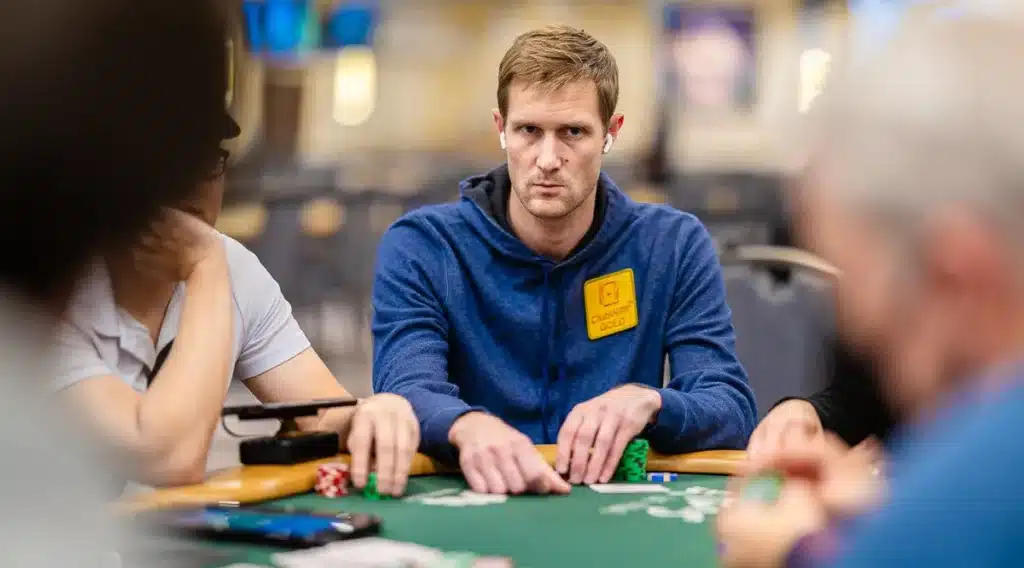 Pokerivloggaaja Brad Owen vakavana pokeripöydän ääressä